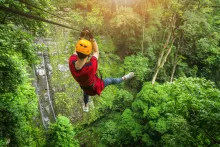 Turista en tirolina. Selva tropical en Laos