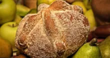 Los mexicanos esperan ansiosos esta época del año para disfrutar del tradicional pan de muerto, que simula tener unos huesos en la parte superior.