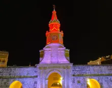 Torre del Reloj iluminada con la bandera de Turquía.