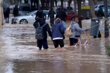 Gente camina por calles inundadas en Valencia, el miércoles 30 de octubre de 2024. (AP Foto/Alberto Saiz)