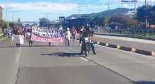 Enorme trancón en Bogotá, en la Autopista Norte, por una nueva marcha de campesinos que protestan por el precio de la cebolla en Colombia. 