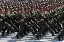 Soldados norcoreanos marchan durante un desfile militar en la Plaza Kim Il Sung por los 100 años del natalicio del fundador norcoreano Kim Il Sung, el 15 de abril de 2012 en Pyongyang, Corea del Norte. (AP Foto/Ng Han Guan, Archivo).