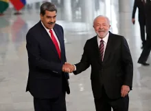 El presidente brasileño, Luiz Inácio Lula da Silva, a la derecha, le da la mano al presidente de Venezuela, Nicolás Maduro.