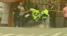 Una mujer mayor que iba en moto falleció cuando manejaba su moto en Envigado. Sintió un malestar, se bajó y colapsó en la calle.