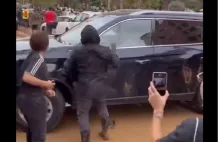 La visita del presidente del Gobierno español, Pedro Sánchez, a Paiporta se tornó caótica cuando los residentes, afectados por las inundaciones, expresaron su ira lanzando barro y objetos hacia él, obligando a su equipo de seguridad a intervenir. Foto: Redes Sociales