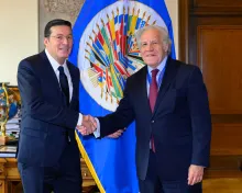 Hernán Penagos, registrador nacional, y Luis Almagro, secretario general de la OEA.