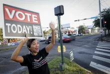 Mary Gallant saluda a los automovilistas mientras los anima a votar en Nueva Orleans, Luisiana, el día de las elecciones, el 5 de noviembre de 2024. (Foto de SANDY HUFFAKER / AFP).