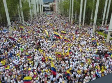 Vista aérea de manifestantes marchando contra el gobierno del presidente Gustavo Petro, tomada el 21 de abril de 2024. 
(Foto de JAIME SALDARRIAGA / AFP)