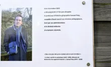 Inicio el juicio en París de ocho personas por asesinato terrorista del profesor Samuel Paty, decapitado en 2020 tras debatir sobre laicismo.