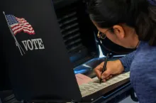 Una mujer marca una boleta electoral en un centro de votación en South Valley, área de Albuquerque, Nuevo México.