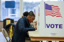 Una mujer emite su voto durante la votación anticipada para las elecciones generales de Estados Unidos en un colegio electoral de la escuela secundaria Ottawa Hills en Grand Rapids, Michigan.