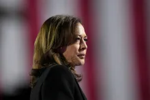 La vicepresidenta candidata a la presidencia demócrata, Kamala Harris, habla durante un mitin de campaña frente al Museo de Arte de Filadelfia, el lunes 4 de noviembre de 2024, en Filadelfia. (Foto AP/Matt Rourke)