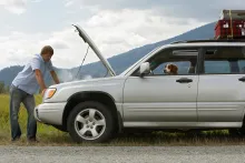 Revisar el motor del carro es fundamental para prevenir cualquier problema durante el viaje en carretera.