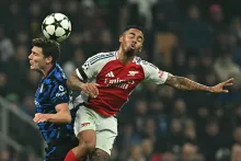 El defensa francés del Inter de Milán #28 Benjamin Pavard lucha por el balón con el delantero brasileño del Arsenal #09 Gabriel Jesus durante el partido de fútbol de la UEFA Champions League entre el Inter de Milán y el Arsenal en el estadio San Siro de Milán el 6 de noviembre de 2024.