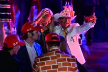 Partidarios celebran los resultados de las elecciones en un evento de la noche de las elecciones con el expresidente estadounidense y candidato presidencial republicano Donald Trump en el Centro de Convenciones de West Palm Beach en West Palm Beach, Florida, el 6 de noviembre de 2024. (Foto de Jim WATSON / AFP)