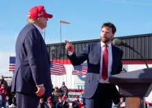 El senador J.D. Vance, republicano por Ohio, junto al expresidente Donald Trump.