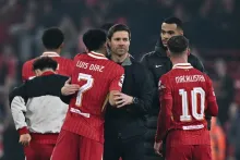 El entrenador español del Bayer Leverkusen, Xabi Alonso (C), felicita al centrocampista colombiano #07 del Liverpool, Luis Díaz, al final del partido de fútbol de la Liga de Campeones de la UEFA entre Liverpool y Bayer Leverkusen en el estadio Anfield, en Liverpool, noroeste de Inglaterra, el 5 de noviembre de 2024. Liverpool gana 4 - 0 contra Bayer Leverkusen. (Foto de Paul ELLIS / AFP)