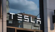 Tesla es uno de los gigantes de la venta de carros eléctricos en el mundo y ofrece múltiples vacantes de empleo.