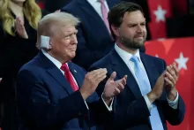 El candidato presidencial republicano Donald Trump, y el candidato republicano a la vicepresidencia, el senador JD Vance, en la Convención Nacional Republicana, el lunes 15 de julio de 2024, en Milwaukee. (AP Foto/Charles Rex Arbogast)