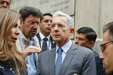 Expresidente Alvaro Uribe y su abogado defensor, Jaime Granados, han acudido al Palacio de Justicia en medio del proceso.