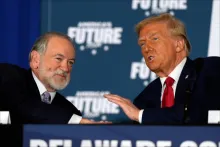 Donald Trump habla con el exgobernador de Arkansas, Mike Huckabee, en una mesa redonda en el Drexelbrook Catering & Event Center, el martes 29 de octubre de 2024, en Drexel Hill, Pensilvania. (AP Foto/Julia Demaree Nikhinson).