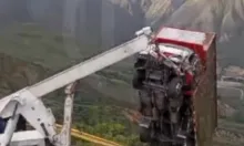 En Boyacá, un conductor de 70 años se salvó de morir luego de que camión que conducía quedara volcado en el cañón del Chicamocha.