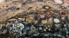 La NASA ha divulgado nuevas imágenes de Júpiter, cuyas tonalidades y formas sugieren la delicadeza de una pintura en acuarela, capturadas por la sonda Juno.