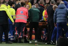 Los médicos sacan al entrenador asistente de Hungría, Adam Szalai, del campo durante el partido de fútbol de la Liga de Naciones de la UEFA entre Holanda y Hungría, en el Johan Cruyff Arena, en Ámsterdam, Países Bajos, el sábado 16 de noviembre de 2024.