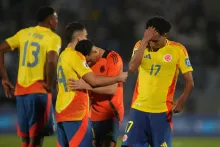 Johan Mojica se lamenta tras la derrota de Colombia frente a Uruguay en Montevideo