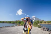 Viajera caminando hacia la isla de Ometepe. Al fondo se puede ver el volcán Concepción, en Nicaragua.