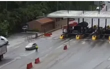 Los sujetos fueron detenidos en flagrancia en el peaje de Pipiral, a la entrada de la ciudad de Villavicencio, Meta, cuando se desplazaban junto a la niña de 14 años en una carro de color gris.