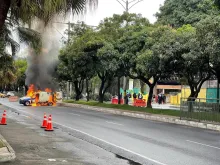 Encapuchados incineraron carro de la Secretaría de Movilidad