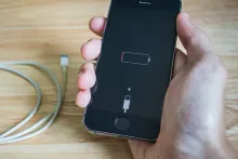 La batería de un iPhone puede agotarse rápidamente sin uso, debido a procesos internos que consumen energía en segundo plano.