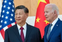 El presidente Joe Biden, a la derecha, junto al presidente chino Xi Jinping llegan a un acuerdo para intercambiar presos