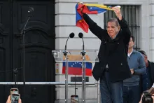 Edmundo González saludó a los cientos de sus simpatizantes que hicieron presencia en las manifestaciones en Madrid, España .