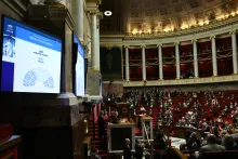 Esta fotografía muestra el resultado del voto de censura contra la administración del primer ministro Michel Barnier mostrado en una pantalla en la Asamblea Nacional en París el 4 de diciembre de 2024 después de que los parlamentarios franceses votaran a favor de derrocar al gobierno después de solo tres meses en el cargo en una medida que profundiza la crisis política en el país.