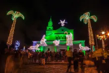 Todos los años Moserrate se ilumina de manera especial para celebrar la temporada navideña.