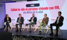 De izquierda a derecha:  Gloribett Pardo, editora de Salud de RCN Televisión; Luis Jorge Hernández, profesor de la Escuela de Gobierno de la Universidad de los Andes; Sebastián Jiménez, gerente de gestión clínica Sies Salud IPS; Gustavo Campillo Presidente de la Fundación RASA, y Andrés Cuestas, gerente médico VIH para GSK/ViiV Colombia, durante el foro Vivir con VIH.