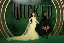 Wicked: Parte I", de Universal, sigue la aventura de Elphaba, una joven de piel verde y poderes sobrenaturales, hasta convertirse en la Malvada Bruja del Oeste, así como su amistad con la bruja buena Glinda, en una reimaginación del universo de Oz.(Photo by Neil Mockford/WireImage)