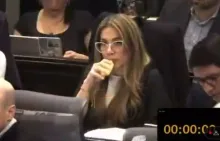 Catherine Juvinao vapeando en el Congreso.