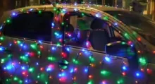 La idea del creador de contenido era iluminar su vehículo con más de 1.000 luces y así robarse miradas en la calle al pasar conduciendo. 