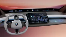 El sistema BMW Panoramic iDrive está ubicado entre los parales del carro, aprovechando todo el ancho del vidrio panorámico.