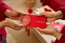 Ritual del sobre rojo en el Año Nuevo Chino para atraer el dinero