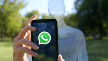 Ajustar los permisos para ser agregado a grupos protege de interacciones no deseadas en WhatsApp. (Recreación Grok IA)