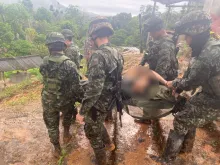 Militares ayudando al disidente de las Farc.