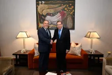 Canciller Elmer Schialer junto a Edmundo González