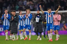 El delantero español del Espanyol #17 Jofre Carreras (der) celebra con sus compañeros después del partido de fútbol de la liga española entre el RCD Espanyol y el Real Madrid.