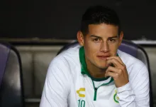 James Rodríguez en el banquillo durante el partido de Mazatlán vs. Club León.