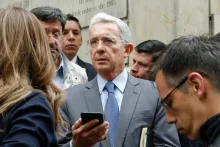 expresidente Alvaro Uribe y su abogado defensor, Jaime Granados, acudieron al Palacio de Justicia para presentar un documento de 125 paginas con sus objeciones contra el auto de hace una semana, en el que la Corte Suprema de Justicia determino investigar al exmandatario por manipulación de testigos
en contra del tambien congresista Ivan Cepeda 
Alvaro Uribe y celular
Bogota feb 23 2018
foto Guillermo Torres revista Semana