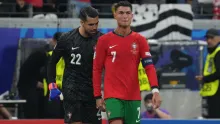 Cristiano Ronaldo con la camiseta de su selección portuguesa.